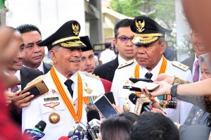 Gubernur Maluku Utara Abdul Gani Kasuba didamping Wakil Gubernur Al Yasin menjawab wartawawan usai dilantikan Presiden Jokowi, di Istana Negara, Jakarta, Jumat (10/5) siang. (Foto: JAY/Humas)