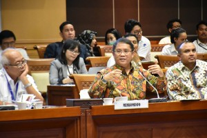 Menkominfo Rudiantara saat menghadiri Raker dengan Komisi I DPR RI, di Senayan, Jakarta, Senin (13/5). (Foto: Humas Kemenkominfo)