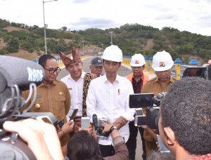 Presiden Jokowi menjawab wartawan usai meresmikan Bendungan Rotiklot, di Desa Fatuketi, Kecamatan Kakuluk Mesak, Kabupaten Belu, NTT,  Senin (20/5) siang. (Foto: Setpres)