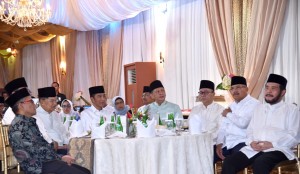 Presiden Jokowi didampingi Wakil Presiden Jusuf Kalla dan pimpinan lembaga negara menghadiri buka puasa bersama Ketua DPR, di Jakarta, Senin (13/5) petang. (Foto: Setpres)