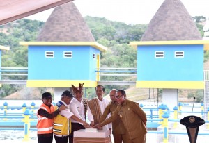Presiden saat meresmikan meresmikan Bendungan Rotiklot yang terletak di Desa Fatuketi, Kecamatan Kakuluk Mesak, Kabupaten Belu, Senin (20/5). (Foto: BPMI)