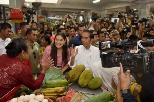 Presiden Jokowi berdialog dengan pedagang saat mengunjungi Pasar Badung, di Jalan Sulawesi, Dangin Puri Kangin, Kecamatan Denpasar, Kota Denpasar, Sabtu (18/5) pagi. (Foto: OJI/Humas)