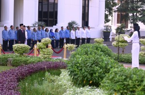 Sekretaris Wakil Presiden Mohamad Oemar memimpin upacara Hari Kebangkitan Nasional Tahun 2019, di Lapangan Upacara Kantor Kementerian Sekretariat Negara, Jakarta, Senin (20/5) pagi. (Foto: Rahmat/Humas) 