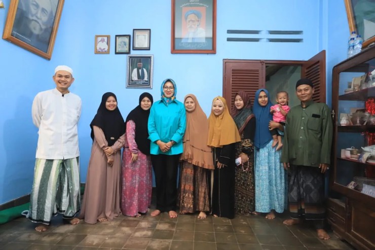 Airin Rachmi Diany Ziarah ke Makam Syekh Asnawi Caringin