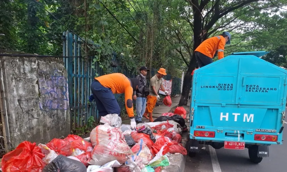 Kepala Diskominfo Tangsel Tb Asep Nurdin: Pemkot Mulai Aggkut Tumpukan Sampah di Sejumlah Titik Secara Bertahap