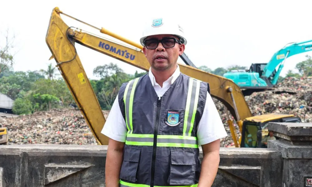 Sampah Tangsel Menumpuk, Pemkot Tangani Sementara dengan Penutupan Terpal dan Penyemprotan Anti Bau Sambil Menata TPA Cipeucang