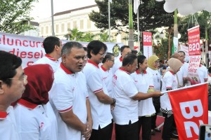 Para pejabat terkait yang hadir saat peluncuran B20 di lapangan kantor Kementerian Keuangan (Kemenkeu), Lapangan Banteng, Jakarta, Jumat (31/8). (Foto: Humas/Jay)