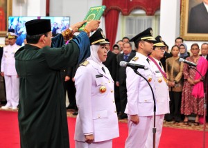 Khofifah Indar Parawansa, Emil Dardak, dan Fahrori Umar diambil sumpahnya masing-masing sebagai Gubernur, Wakil Gubernur Jatim, dan Gubernur Jambi, di Istana Negara, Jakarta, Rabu (13/2) sore. (Foto: JAY/Humas)