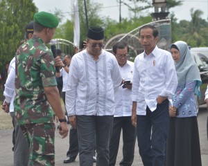 Presiden Jokowi saat meninjau lokasi penerima bantuan rumah rusak berat, sedang dan ringan di Lombok Barat, NTB, Jumat (22/3). (Foto: Humas/Deni). 