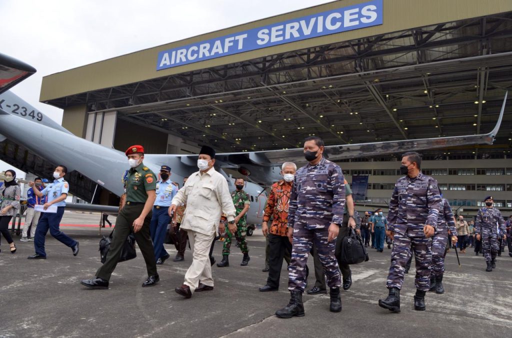 Menhan Prabowo Serahkan Pesawat CN235 dan Dua Heli Anti Kapal Selam kepada TNI AL