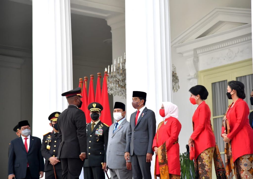 Menhan Prabowo Dampingi Presiden Jokowi dalam Pelantikan 754 Perwira TNI-Polri di Istana Merdeka