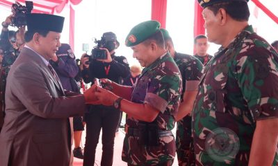 Menhan Prabowo Beri Pistol Produksi Pindad ke Tiga Kepala Staf Angkatan di Acara Penetapan Komcad 2022