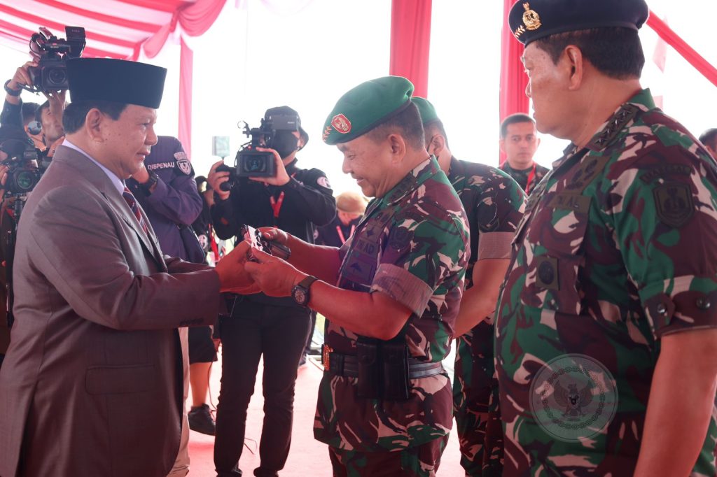 Menhan Prabowo Beri Pistol Produksi Pindad ke Tiga Kepala Staf Angkatan di Acara Penetapan Komcad 2022