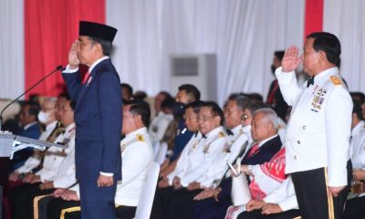 Menhan Prabowo Dampingi Presiden Jokowi Pimpin Upacara Parade Senja HUT TNI di Kemhan