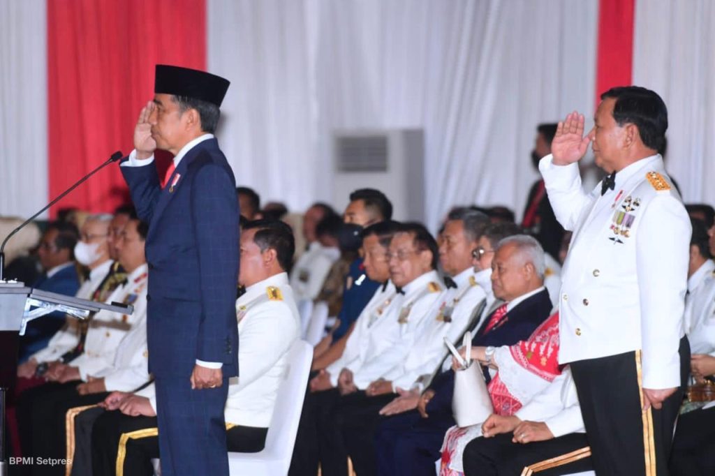 Menhan Prabowo Dampingi Presiden Jokowi Pimpin Upacara Parade Senja HUT TNI di Kemhan