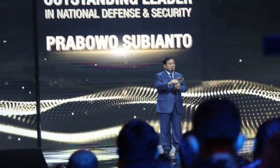 Menhan Prabowo Terima Penghargaan Outstanding Leader in National Defense & Security di Ajang Indonesia Awards