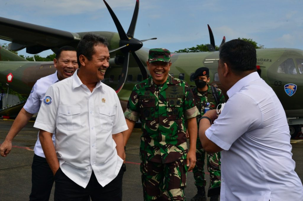 Sekjen Kemhan bersama Menteri KKP Kunjungi Wilayah Perbatasan di Kabupaten Anambas dan Natuna