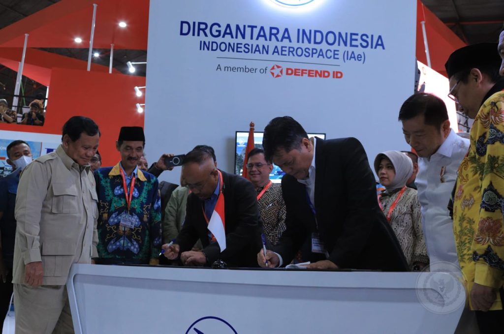 Menhan Prabowo Saksikan Penandatangan Teaming Agreement PTDI dan AMMROC