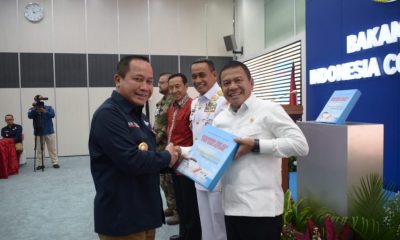 Hadiri HUT Bakamla, Wamenhan M. Herindra Menerima Buku “Guarding The Sea For Our Future”