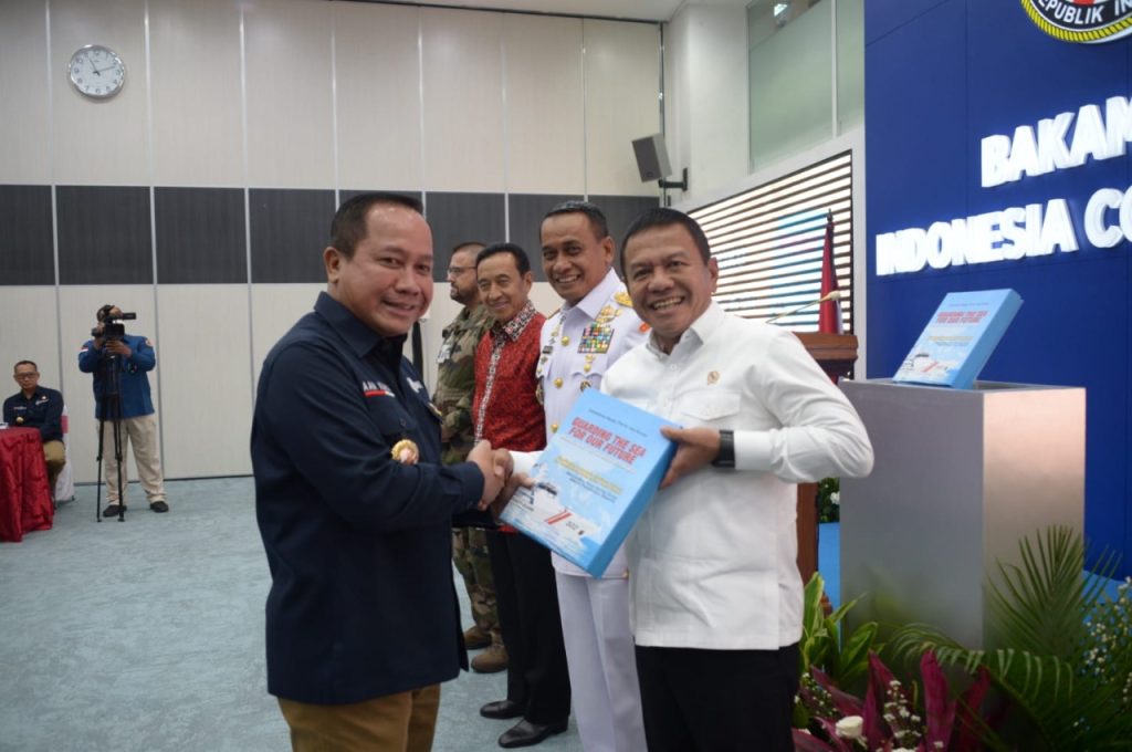 Hadiri HUT Bakamla, Wamenhan M. Herindra Menerima Buku “Guarding The Sea For Our Future”