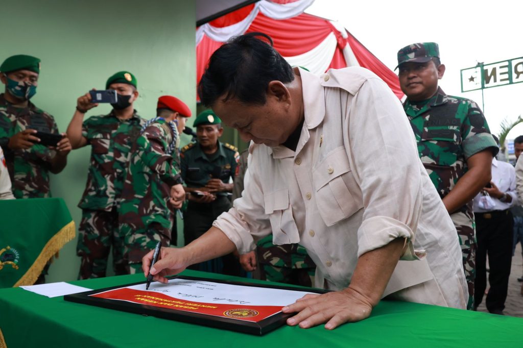 Ke Malang, Menhan Prabowo Berikan Motor ke Koramil dan Berdialog dengan Pedagang Pasar Gondanglegi