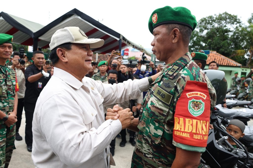 Perbaiki Kondisi Seluruh Aparat, Menhan Prabowo Serahkan Bantuan Motor ke Babinsa Koramil Indramayu