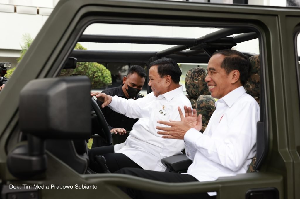 Didampingi Menhan Prabowo, Presiden Jokowi Berikan Nama Kendaraan Operasional “Maung”