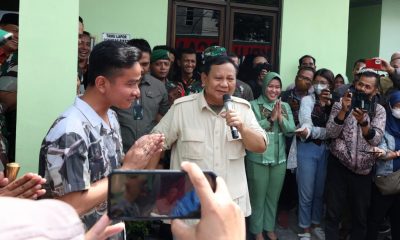 Menhan Prabowo Didampingi Walikota Solo Gibran Serahkan Sepeda Motor Untuk Babinsa