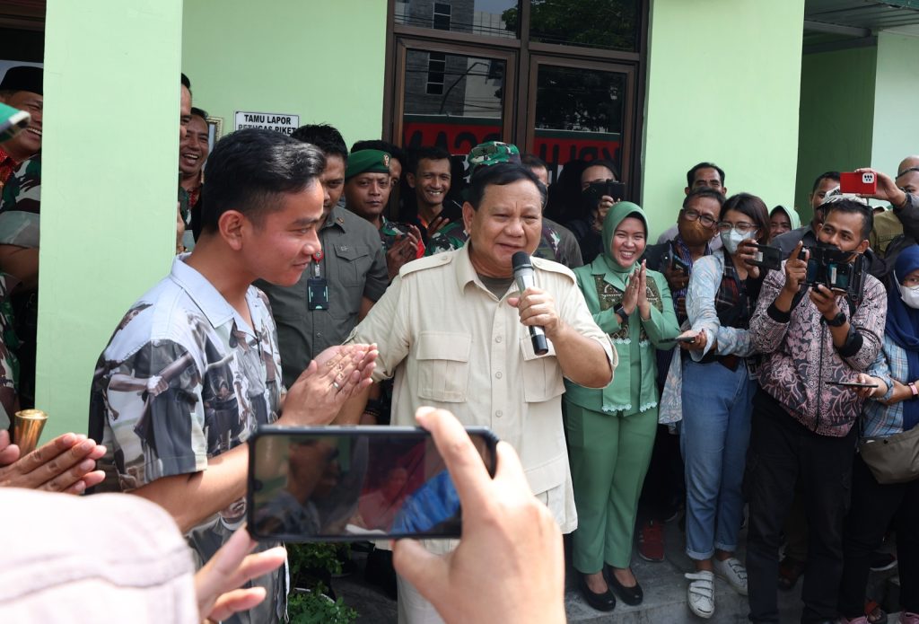 Menhan Prabowo Didampingi Walikota Solo Gibran Serahkan Sepeda Motor Untuk Babinsa