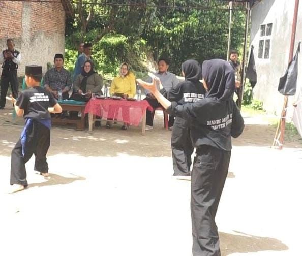 Airin Rachmi Diany saat bersilaturahmi di wilayah Taktakan, Kota Serang, dengan salah satu perguruan pencak silat (3)