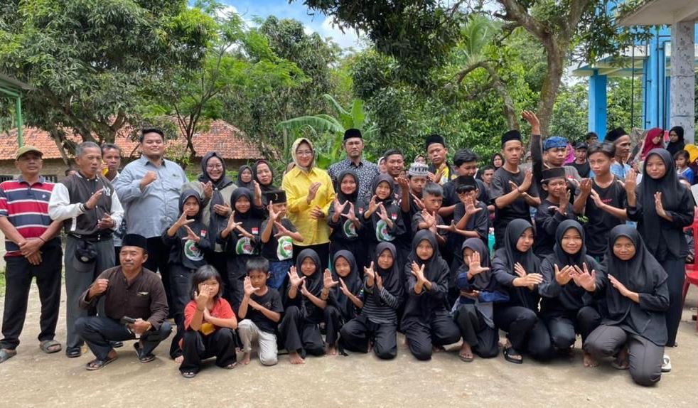 Airin Rachmi Diany saat bersilaturahmi di wilayah Taktakan, Kota Serang, dengan salah satu perguruan pencak silat (3)