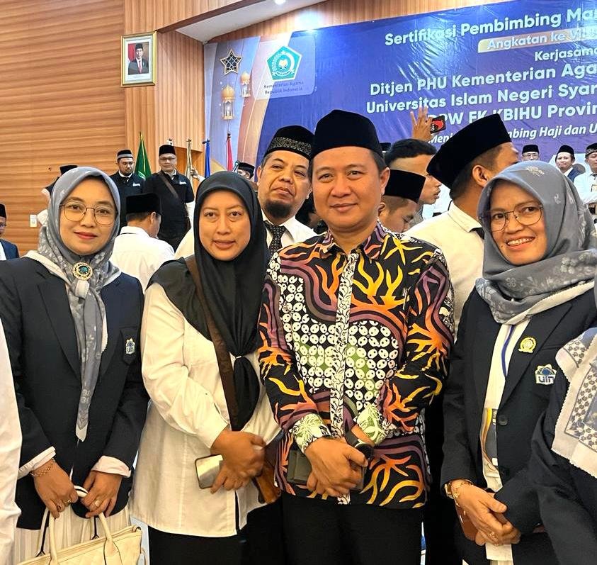 Ketua KBIH Sinar Islam, Dr. Hj. Siti Napsiyah (paling kiri) berpose bersama Dirjen Haji & Umroh Kemenag Dr. Hilman Latief pada acara Sertifikasi Pembimbing Haji Umroh, di Asrama Haji, 8 Februari 2023