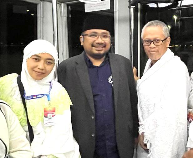 Ketua KBIH Sinar Islam, Dr. Hj. Siti Napsiyah bersama Amirul Hajj Menteri Agama Yaqut Kholil Qoumas berpose di bis seturun dari pesawat terakhir rombongan haji Indonesia yang terbang ke Jeddah pada musim haji tahun 2022.