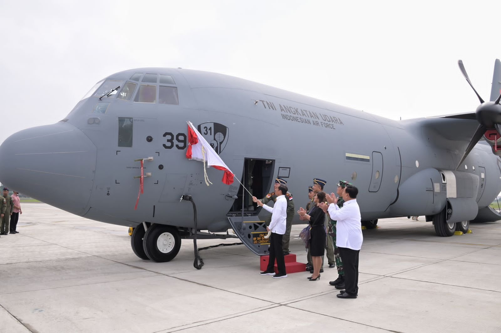 Disaksikan Presiden Jokowi, Menhan Prabowo Serah Terima Pesawat C-130J-30 Super Hercules ke TNI