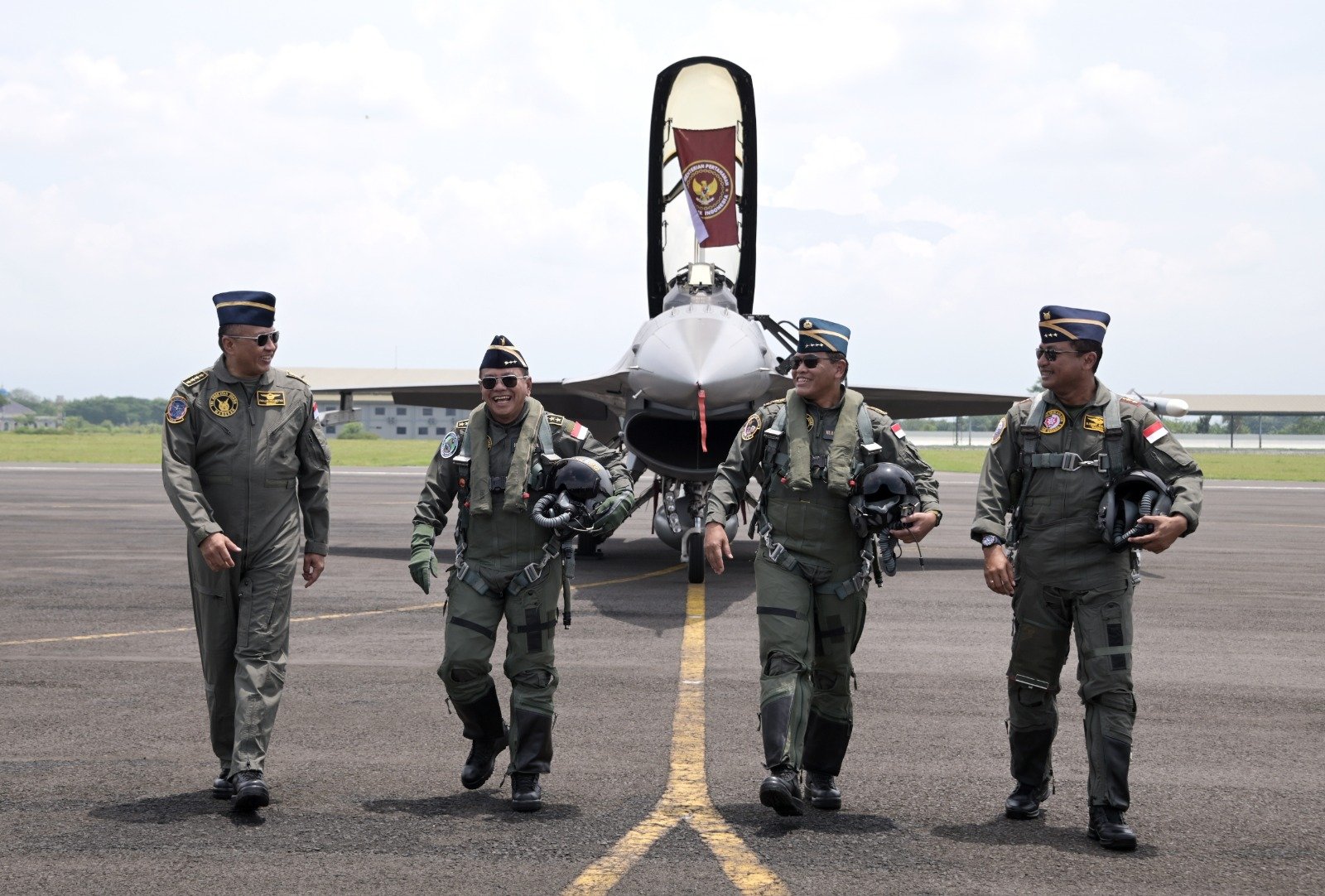 Wamenhan Terima Wing Kehormatan Penerbang Kelas I dari TNI AU, Inginkan TNI AU Terus Tingkatkan Kemampuannya