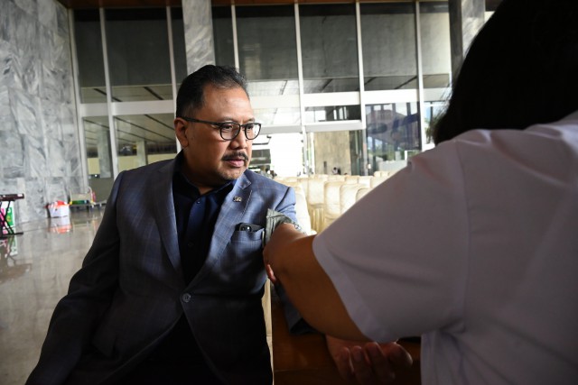 Ketua BURT DPR RI Agung Budi Santoso saat mengikuti kegiatan donor darah di Gedung Nusantara, Senayan, Jakarta, Rabu (31/5/2023). Foto: Farhan/nr