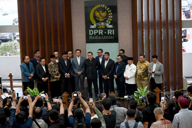 Para anggota perwakilan delapan (8) fraksi di DPR RI saat menggelar konferensi pers di Media Center DPR RI, Gedung Nusantara, Senayan, Jakarta, Selasa (30/5/2023). Foto: Mentari/nr