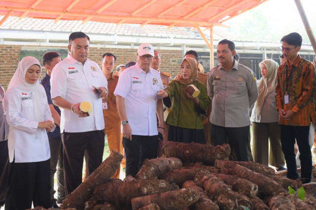 Anggota Komisi IV DPR RI Firman Soebagyo saat memimpin kunjungan kerja spesifik di Kelurahan Gelam, Kecamatan Cipocok Jaya, Kota Serang, Provinsi Banten, Senin (29/5/2023). Foto : Cus/Man