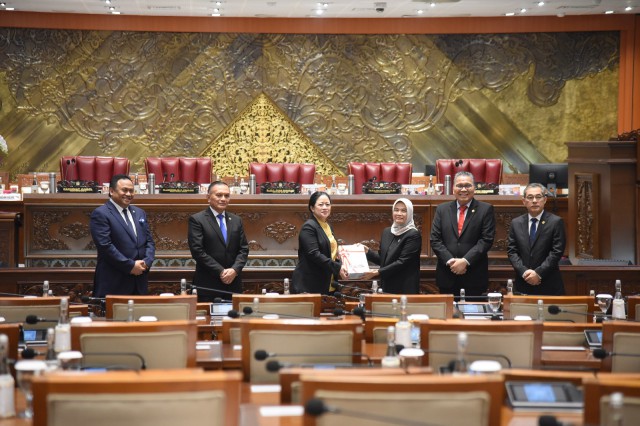 Ketua DPR RI Dr (H.C) Puan Maharani saat menerima Laporan Hasil Pemeriksaan atas Laporan Keuangan Pemerintah Pusat (LHP LKPP) Tahun 2022 dari BPK RI di Gedung Nusantara II, Senayan. Foto: Arief/nr