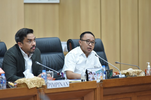 Wakil Ketua Komisi VII DPR RI Bambang Haryadi saat Rapat Kerja bersama Menteri ESDM Arifin Tasrif di Gedung DPR RI, Senayan, Senin (5/6/2023). Foto: Oji/nr