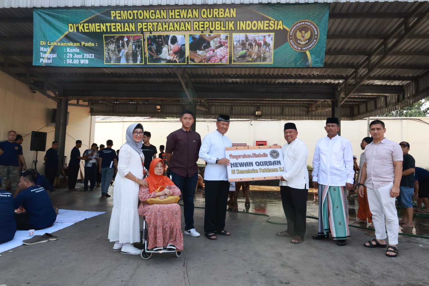 Sekjen Kemhan Serahkan Secara Simbolis Hewan Kurban di Hari Raya Idul Adha 1444 H