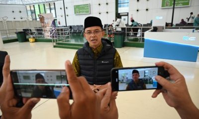 Anggota Komisi VIII DPR Maman Imanul Haq saat diwawancarai Tim Parlementaria setibanya di Kota Jeddah, Arab Saudi, (19/6/2023). Foto: Jaka/nr