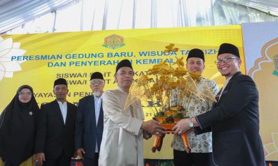 Wakil Gubernur Sumatera Utara Musa Rajekshah menyatakan pemimpin masa depan harus berilmu juga berakhlak. Kemajuan ilmu pengetahuan harus diiringi dengan akhlak yang baik. Hal tersebut disampaikan Musa saat meresmikan gedung baru Yayasan Pendidikan Islam Terpadu (YPIT) Aisyah Maksum di Medan Marelan, pada Rabu (21/2) kemarin. Acara juga sekaligus wisuda tahfiz murid TK dan SD yayasan tersebut. Musa memberi motivasi kepada para wisudawan yang telah belajar menghafal ayat-ayat ilahi. Hafal Al Quran dipandang menjadi bekal yang baik untuk hidup di masa mendatang. Jarang didapati orang dengan kemampuan seimbang antara ilmu dan akhlak. “Pemimpin masa depan berlandaskan hafal Alquran dan akhlak mulia. Banyak orang berilmu belum tentu berakhlak. Banyak orang berilmu belum tentu istiqamah melaksanakan ilmunya. Oleh karena itu ilmu dan akhlak haruslah bersama dalam diri ananda wisudawa sekalian. Karena Ini juga menjadi tujuan pendidikan di Aisyah Maksum ini,” bilang sosok yang akrab disapa Ijeck ini. Musa pun mendo'akan dengan adanya gedung baru mudah-mudahan menjadi semangat baru untuk kemajuan sekolah tersebut. Ia tetap menekankan pentingnya menyeimbangkan kemajuan ilmu pengetahuan dengan agama. "Semoga gedung ini semakin menjadikan YPIT Aisyah Maksum terus berkembang sehingga bisa terus berkontribusi mencetak generasi muda yang mampu bersaing baik secara ilmu pengetahuan juga agama," tandas Ijeck. Turut hadir dalam acara tersebut Ketua MUI Sumatera Utara Maratua Simanjuntak, Pendiri YPIT Aisyah Maksum Amri Maksum, dan Kepala Sekolah YPIT Aisyah Maksum Atika Azizah.