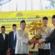 Wakil Gubernur Sumatera Utara Musa Rajekshah menyatakan pemimpin masa depan harus berilmu juga berakhlak. Kemajuan ilmu pengetahuan harus diiringi dengan akhlak yang baik. Hal tersebut disampaikan Musa saat meresmikan gedung baru Yayasan Pendidikan Islam Terpadu (YPIT) Aisyah Maksum di Medan Marelan, pada Rabu (21/2) kemarin. Acara juga sekaligus wisuda tahfiz murid TK dan SD yayasan tersebut. Musa memberi motivasi kepada para wisudawan yang telah belajar menghafal ayat-ayat ilahi. Hafal Al Quran dipandang menjadi bekal yang baik untuk hidup di masa mendatang. Jarang didapati orang dengan kemampuan seimbang antara ilmu dan akhlak. “Pemimpin masa depan berlandaskan hafal Alquran dan akhlak mulia. Banyak orang berilmu belum tentu berakhlak. Banyak orang berilmu belum tentu istiqamah melaksanakan ilmunya. Oleh karena itu ilmu dan akhlak haruslah bersama dalam diri ananda wisudawa sekalian. Karena Ini juga menjadi tujuan pendidikan di Aisyah Maksum ini,” bilang sosok yang akrab disapa Ijeck ini. Musa pun mendo'akan dengan adanya gedung baru mudah-mudahan menjadi semangat baru untuk kemajuan sekolah tersebut. Ia tetap menekankan pentingnya menyeimbangkan kemajuan ilmu pengetahuan dengan agama. "Semoga gedung ini semakin menjadikan YPIT Aisyah Maksum terus berkembang sehingga bisa terus berkontribusi mencetak generasi muda yang mampu bersaing baik secara ilmu pengetahuan juga agama," tandas Ijeck. Turut hadir dalam acara tersebut Ketua MUI Sumatera Utara Maratua Simanjuntak, Pendiri YPIT Aisyah Maksum Amri Maksum, dan Kepala Sekolah YPIT Aisyah Maksum Atika Azizah.