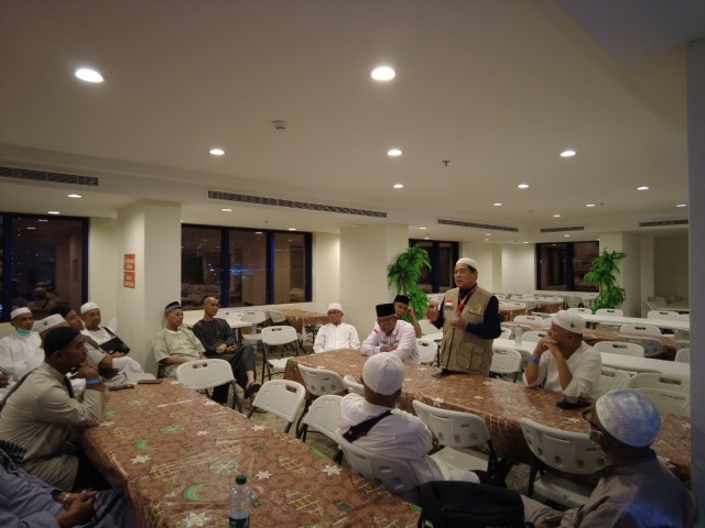 Anggota Timwas Haji DPR Achmad saat melakukan kunjungan di pemondokkan jemaah haji asal Riau di Hotel 403, syisah, Mekkah. Foto: Deni/nr