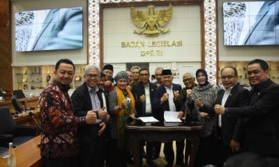 Wakil Ketua Baleg DPR RI Achmad Baidowi bersama anggota Baleg lainnya saat foto bersama usai rapat pleno penyusunan RUU Desa di Ruang Rapat Baleg DPR, di Jakarta, Senin (3/7/2023). Foto: Dep/nr