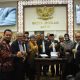 Wakil Ketua Baleg DPR RI Achmad Baidowi bersama anggota Baleg lainnya saat foto bersama usai rapat pleno penyusunan RUU Desa di Ruang Rapat Baleg DPR, di Jakarta, Senin (3/7/2023). Foto: Dep/nr
