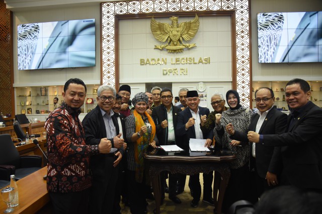 Wakil Ketua Baleg DPR RI Achmad Baidowi bersama anggota Baleg lainnya saat foto bersama usai rapat pleno penyusunan RUU Desa di Ruang Rapat Baleg DPR, di Jakarta, Senin (3/7/2023). Foto: Dep/nr