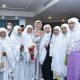 Anggota Komisi IX DPR RI yang ikut dalam Timwas Haji DPR RI, Hasnah Syam saat mengunjungi para jemaah haji asal Indonesia di Madinah. Foto: Oji/nr