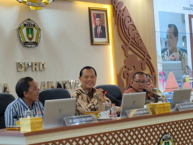 Ketua MKD DPR RI Adang Daradjatun saat memimpin sosialisasi Hak imunitas anggota DPR RI dan DPRD, serta Tanda Nomor Kendaraan Bermotor (TNKB) Khusus Anggota DPR RI di Kantor DPRD Kota Surakarta, Jawa Tengah, Senin (3/7/2023). Foto: Ayu/nr